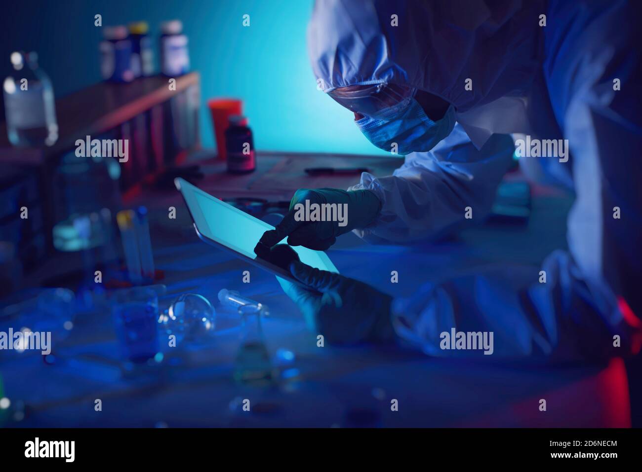 Mann mit Tablette in einem medizinischen wissenschaftlichen Labor. Konzept der Viren- und Bakterienforschung Stockfoto