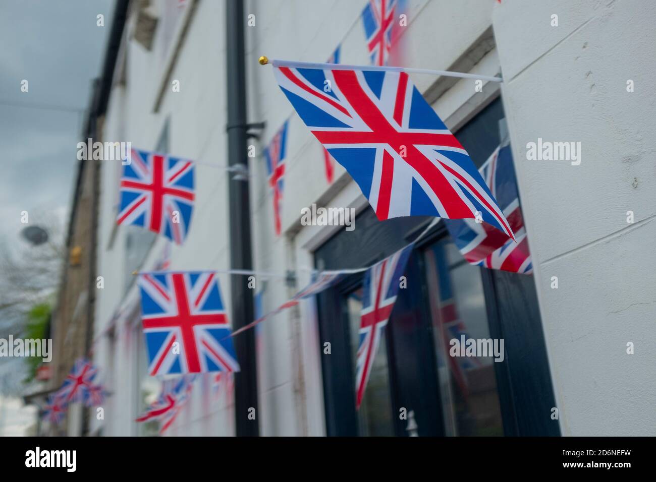 Mai 2020, Durham. Union Jacks fliegen im Rahmen der VE Day 2020 Feierlichkeiten während der COVID-19 Sperre. Stockfoto