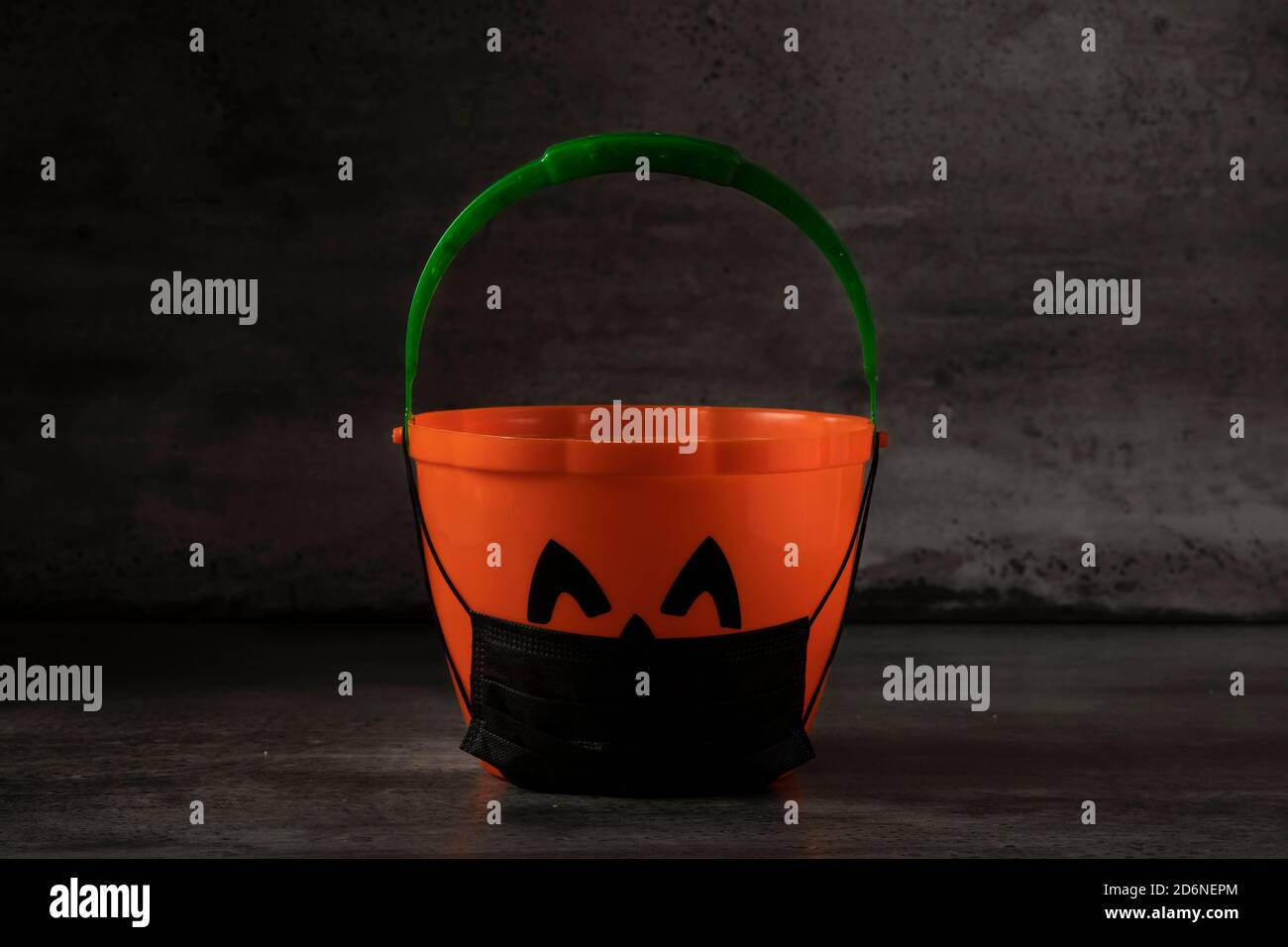 halloween Kinderkorb mit Schutzmaske, COVID-19 Schutz Stockfoto