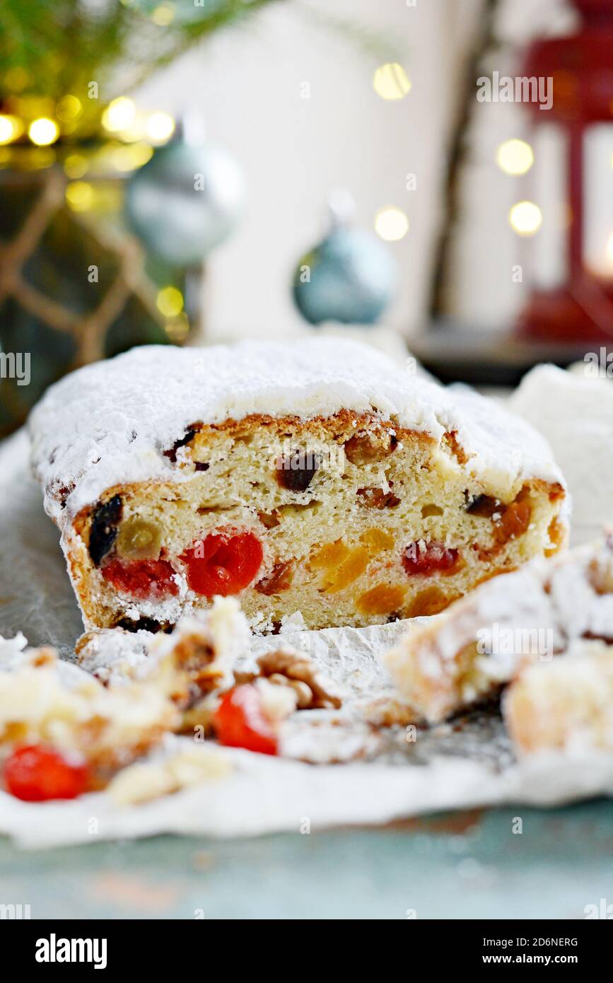 Dresdner Stollen mit Rosinen, getrocknete Aprikosen, getrocknete Kirschen, Nüssen und kandierten Früchten in Zucker Glasur auf einer festlichen Hintergrund. Köstliche fest Stockfoto