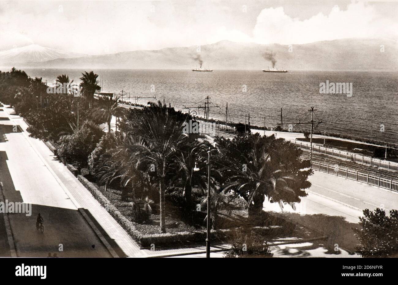 Die Küste von Reggio Calabria mit Sizilien und Ätna Im Hintergrund (Italien) Stockfoto