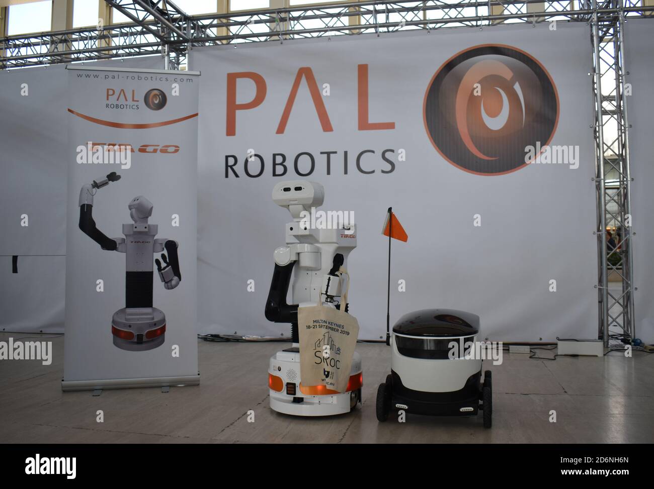 Roboter bei der SciRoc Challenge 2019, die im September 2019 im Center:mk stattfand. Bro Bots! Ein Tiago-Roboter und ein Raumschiff-Zustellroboter. Stockfoto