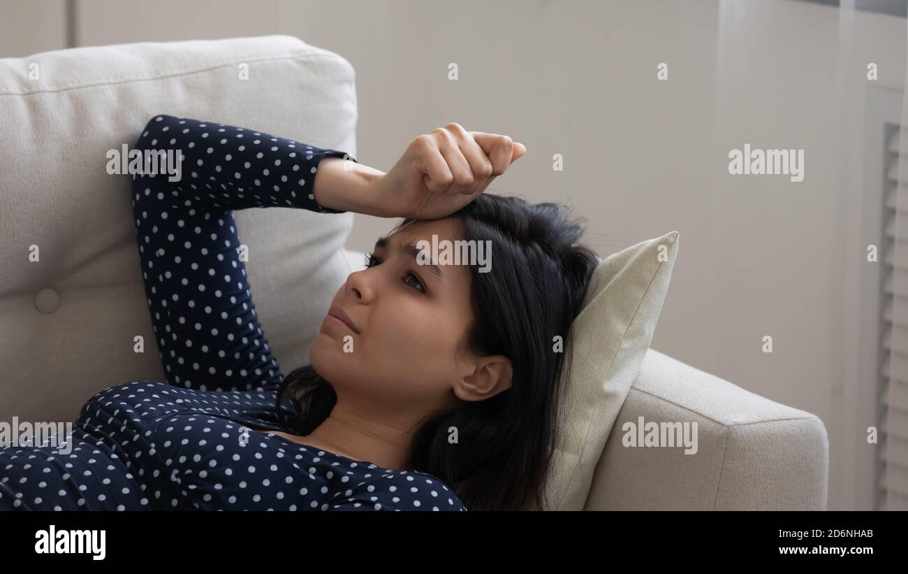 Unglückliche asiatische Frau weinen Gefühl einsam zu Hause Stockfoto