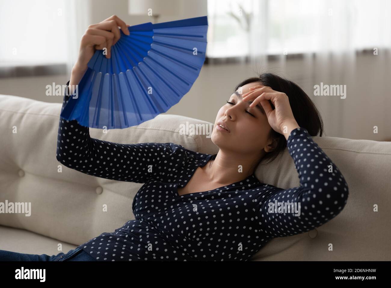 Unwell asiatische Frau verwenden Wender leiden an Hitzschlag Stockfoto