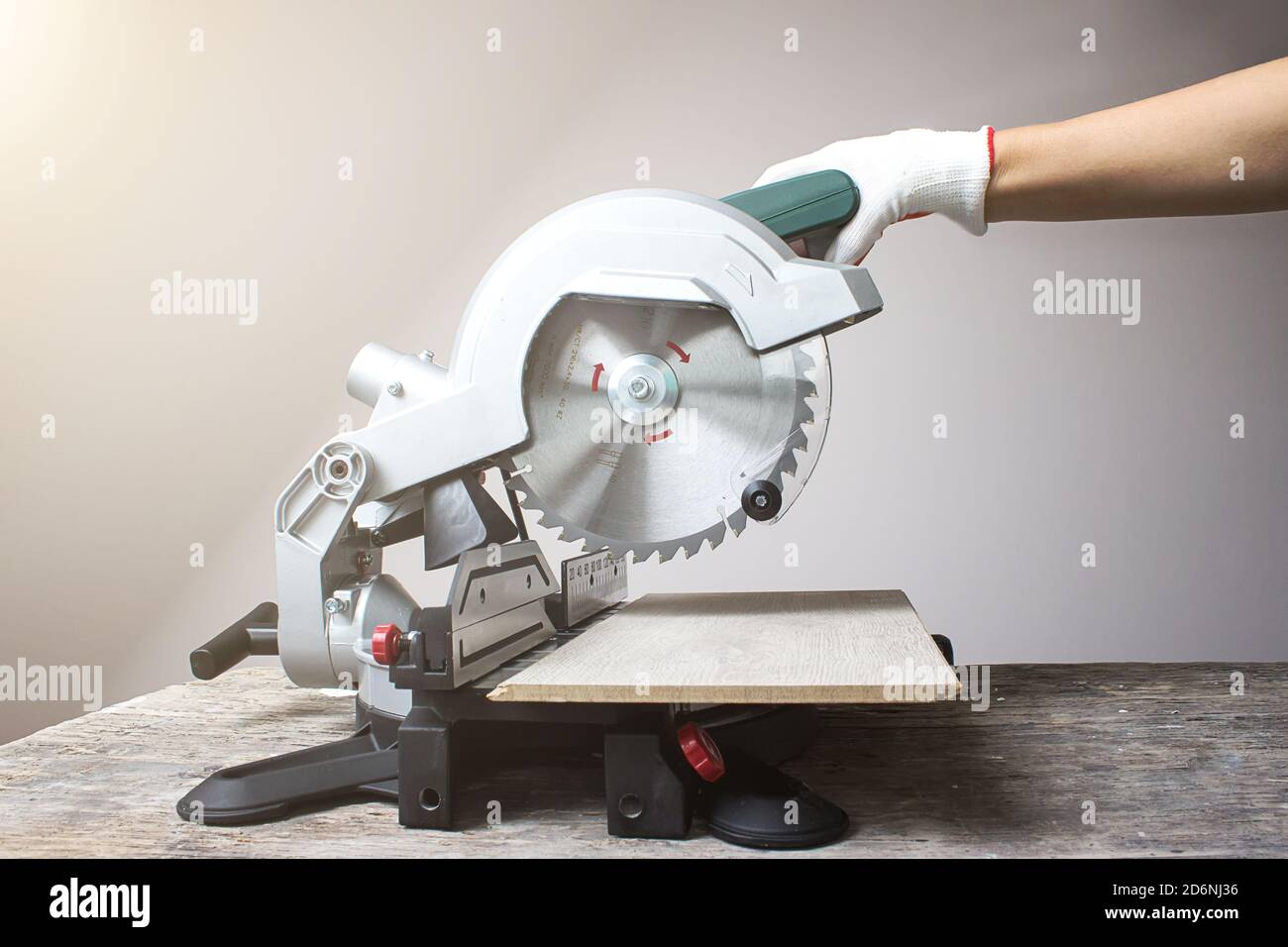 Moderne grüne Kreissäge liegt auf einem Holztisch. Kreissägeblatt für Holz mit Hartlegierungen Stockfoto