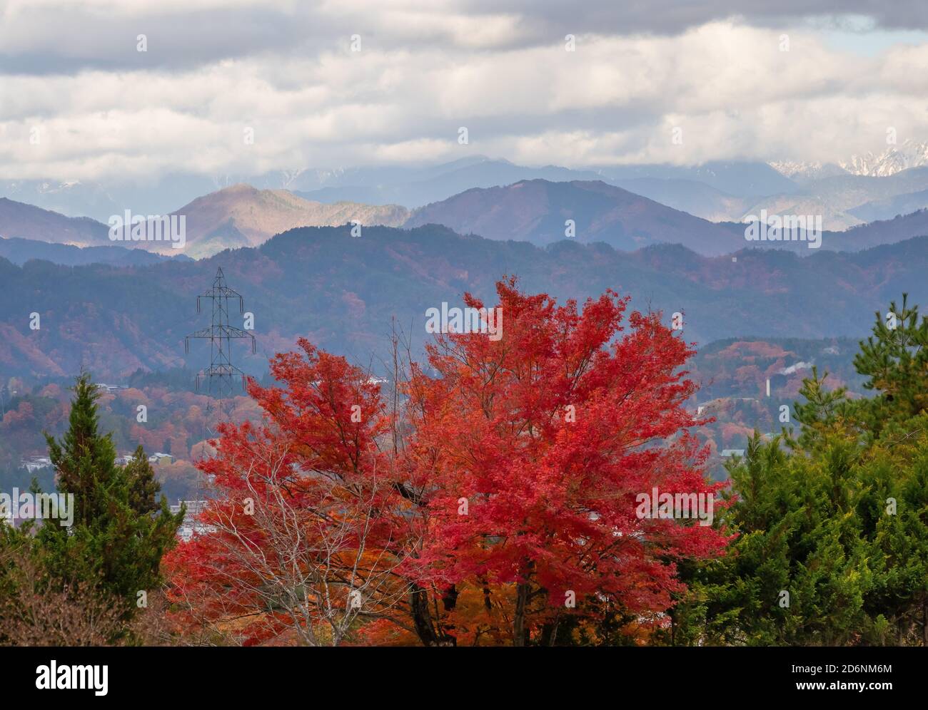 Takayama/Japan - 18. November 2019: Blick auf die Berge im November. Stockfoto