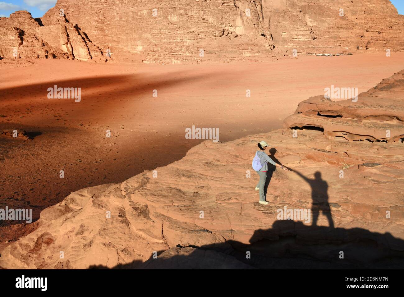 Mädchen auf Wüste Wadi Rum während des Sonnenuntergangs Stockfoto