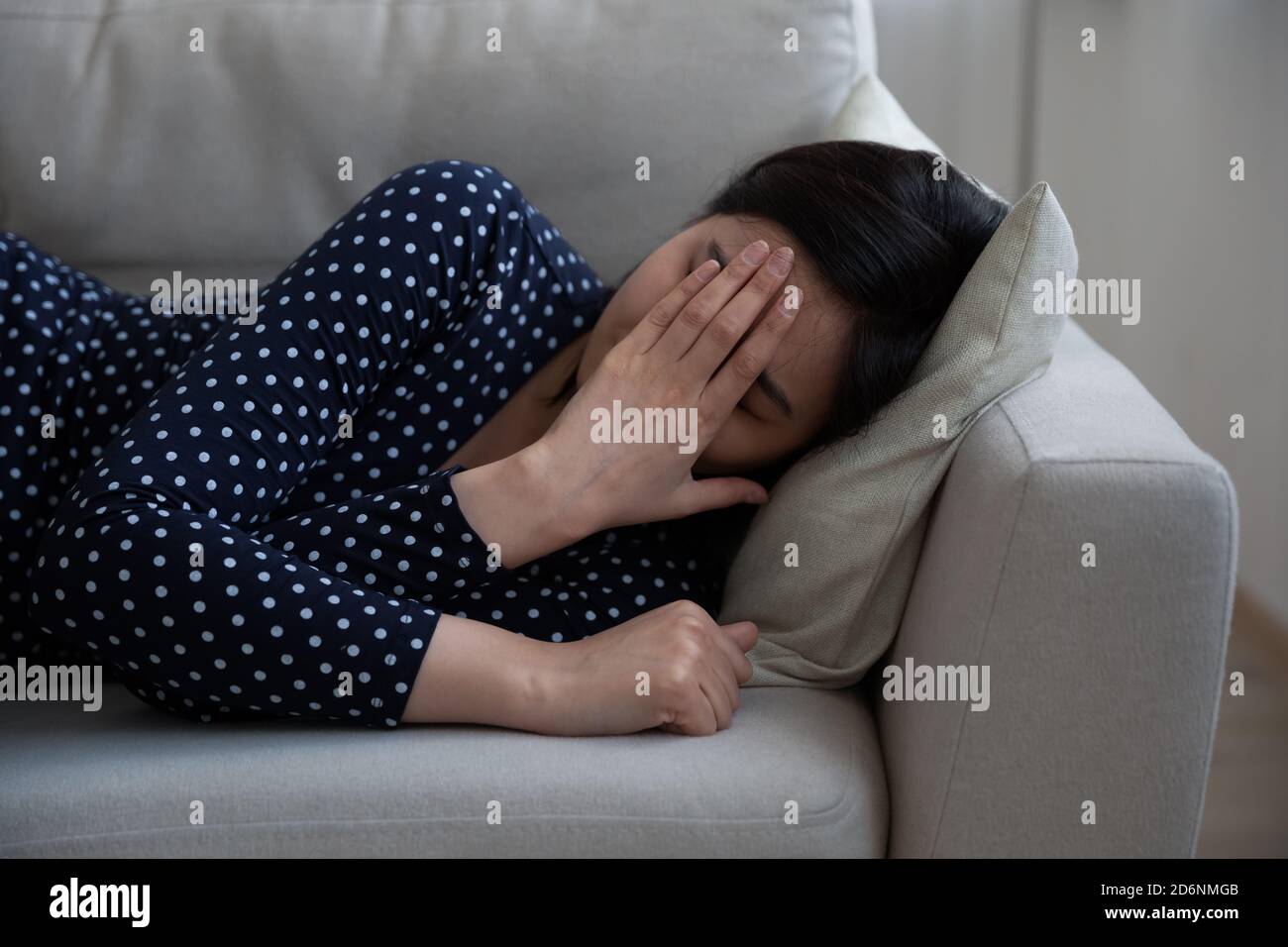 Unglückliche Frau weinen Gefühl gestresst zu Hause Stockfoto