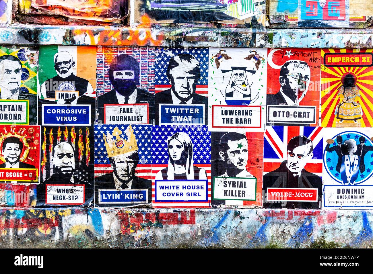 Politische Plakate an einer mit Graffiti bedeckten Wand, Plakate und Kunstwerke von Brick Lane, East London, Großbritannien Stockfoto