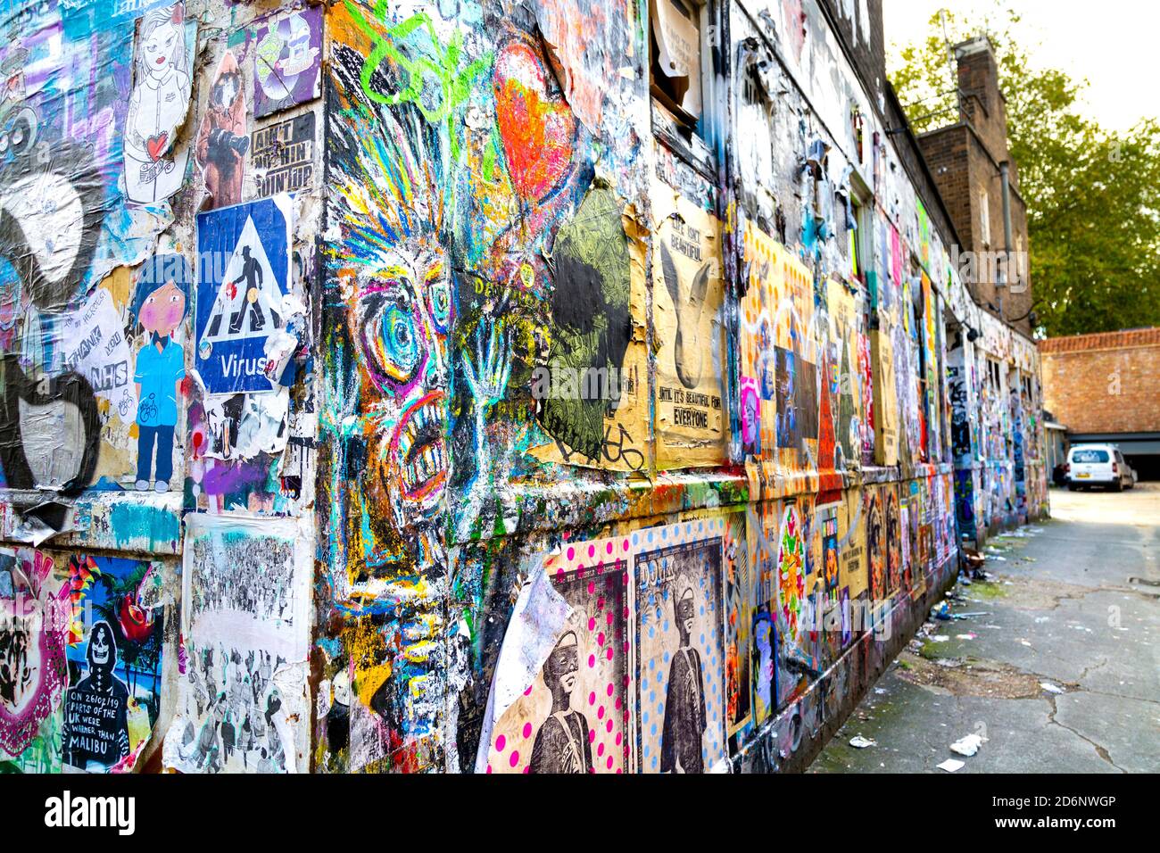 Wände mit Graffiti, Plakaten und Kunstwerken von Brick Lane, East London, Großbritannien Stockfoto