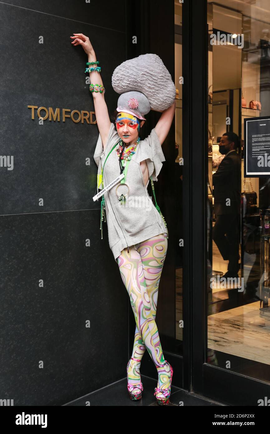 London, Großbritannien. 17. Oktober 2020. Model Nehmen Sie an einer Flashmob Modenschau in Knightsbridge für den Designer Pierre Garroudi Teil. Quelle: Waldemar Sikora Stockfoto