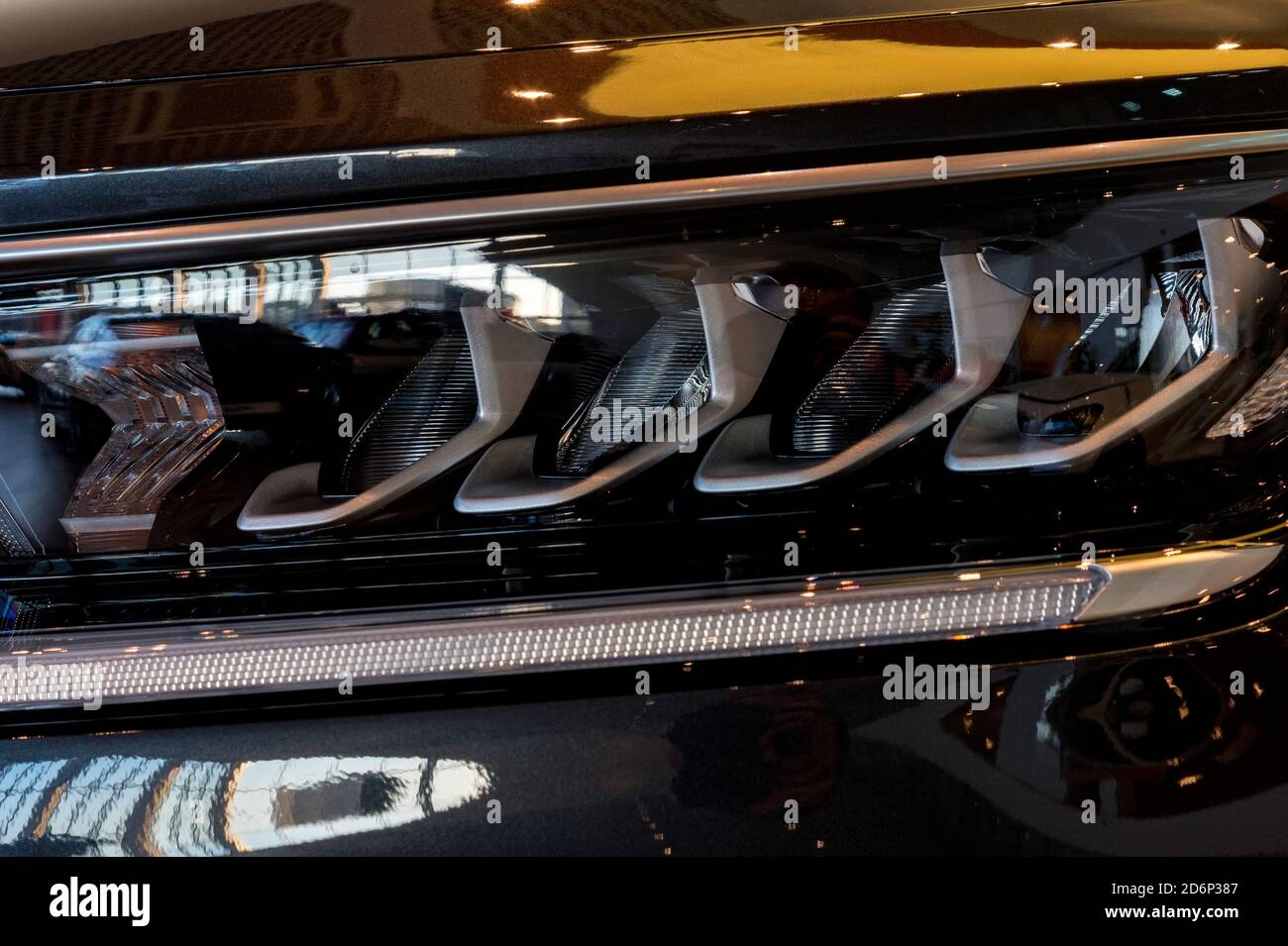 Nahaufnahme der Scheinwerfer des schwarzen Premium-Autos Stockfoto