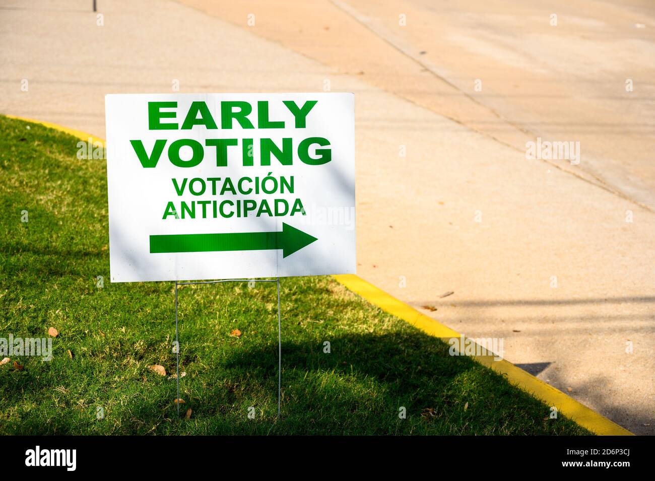 Ein Schild weist die Bewohner zu einem Ort für die vorgezogene Abstimmung für die Präsidentschaftswahl 2020. Stockfoto