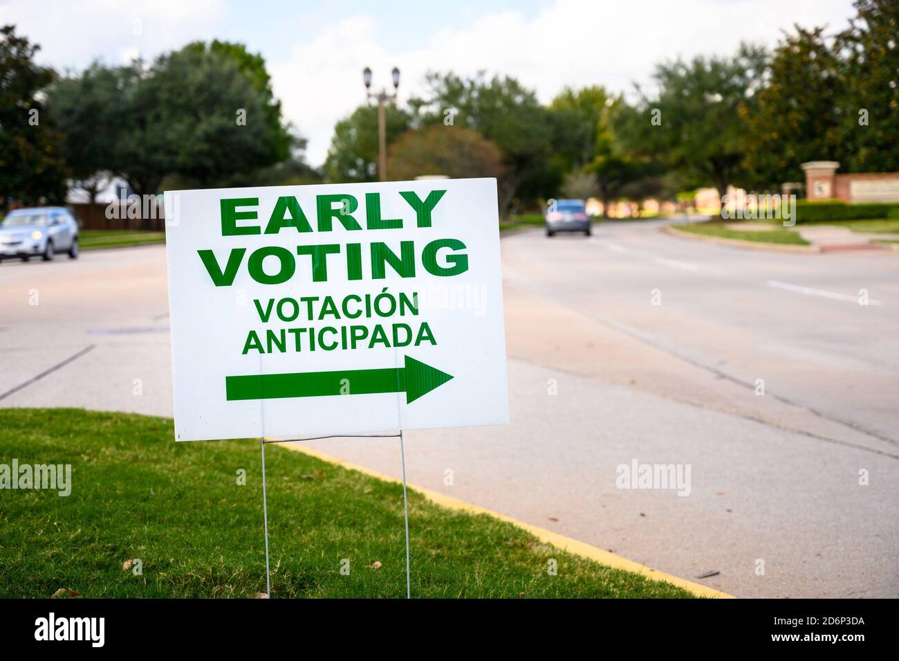 Ein Schild weist die Bewohner zu einem Ort für die vorgezogene Abstimmung für die Präsidentschaftswahl 2020. Stockfoto
