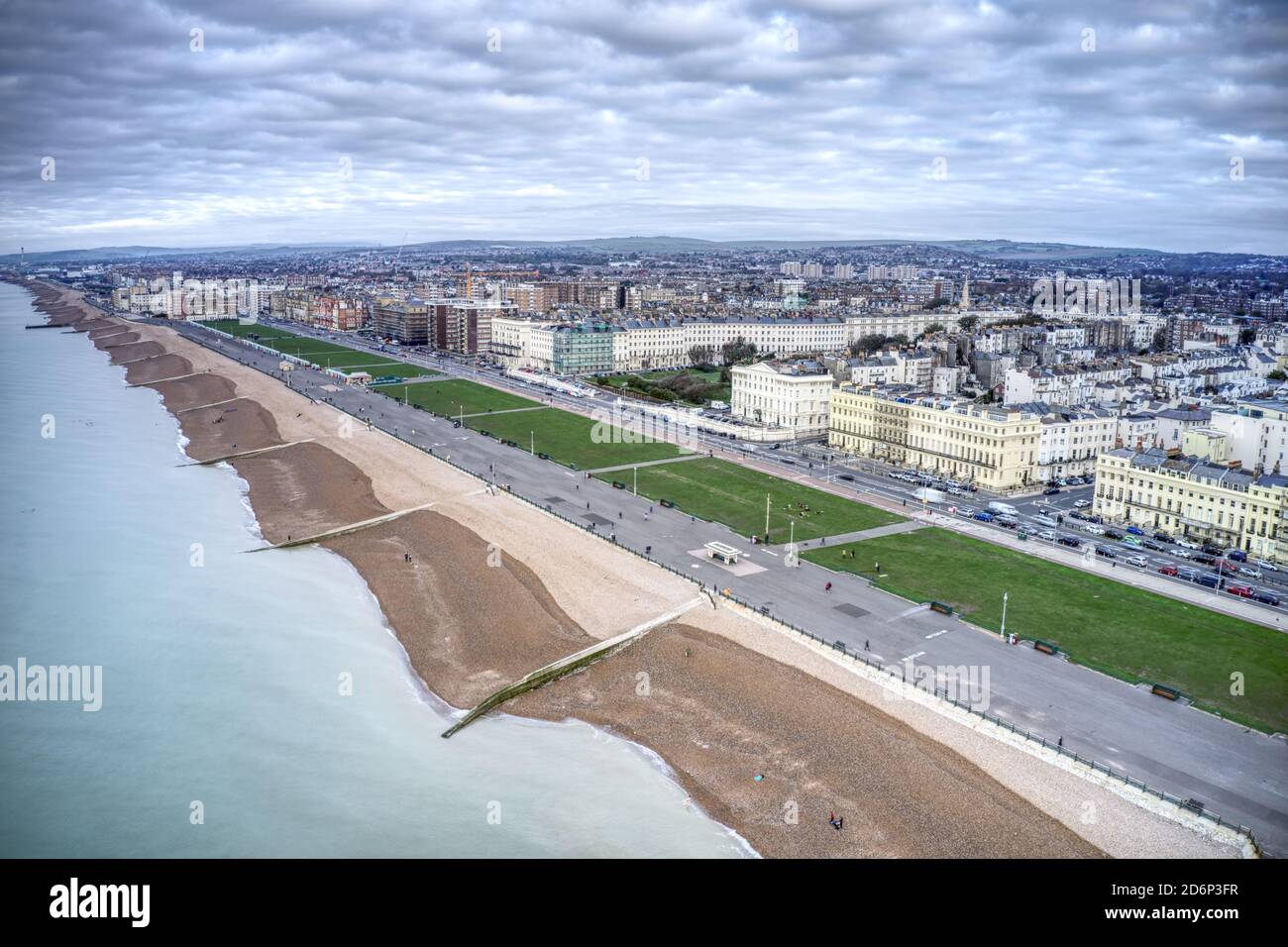 Luftaufnahme von Hove Seafront mit der schönen Promenade und den eleganten Gebäuden entlang der Küste. Stockfoto