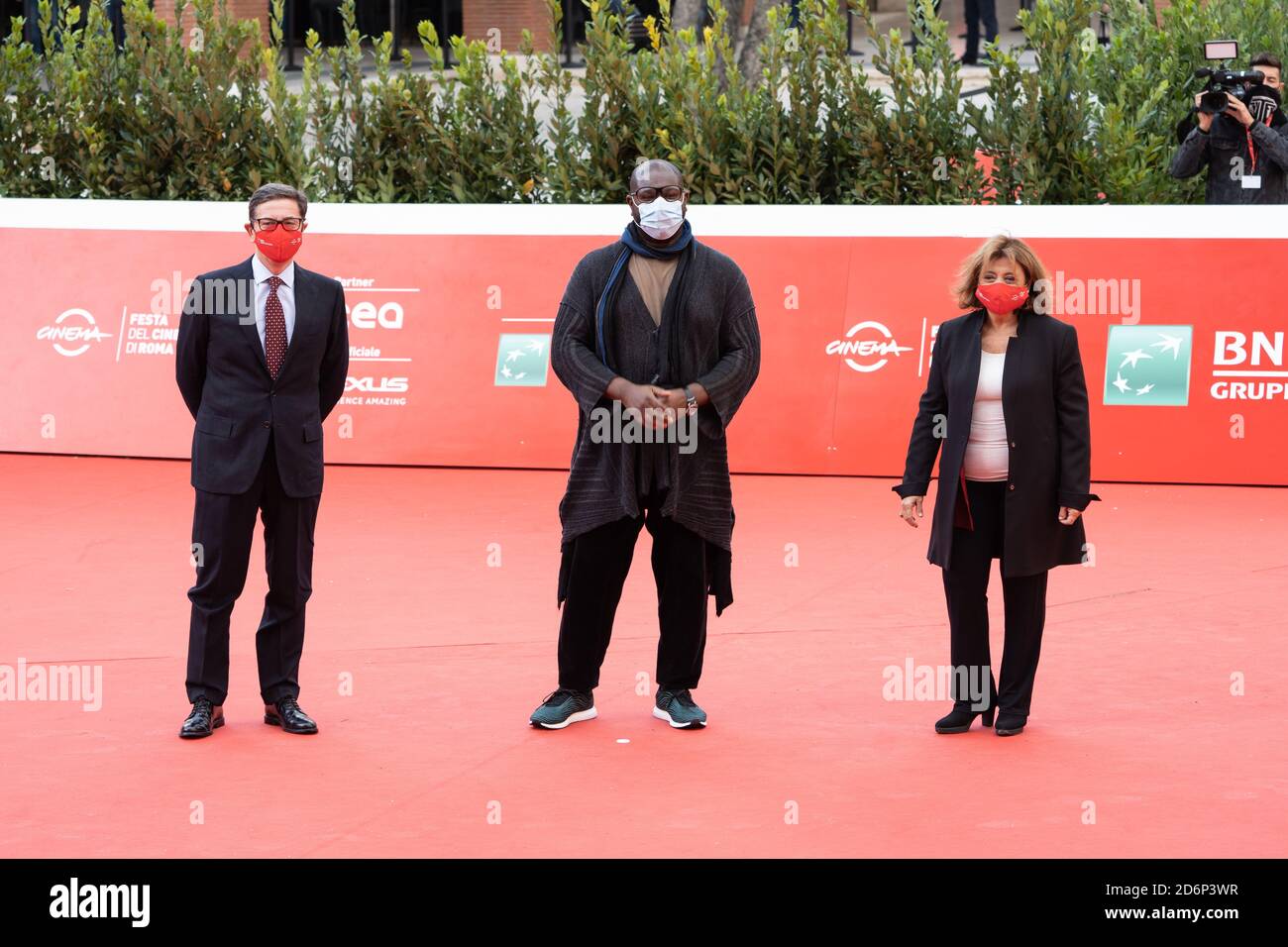 Rom, Italien. Oktober 2020. Steve McQueen, Antonio Monda und Laura Delli Colli auf dem Roten Teppich des zweiten Tages des Rome Film Festival (Foto: Matteo Nardone/Pacific Press/Sipa USA) Quelle: SIPA USA/Alamy Live News Stockfoto