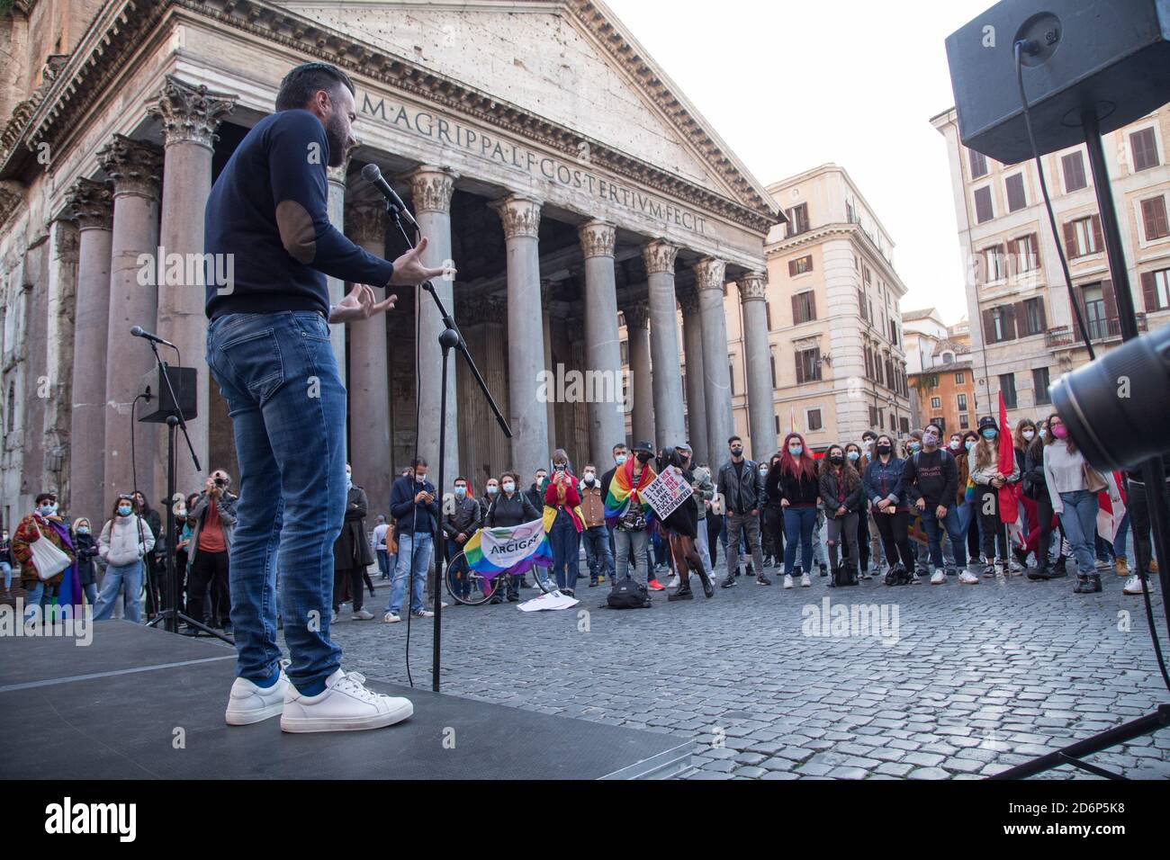 Rom, Italien. Oktober 2020. Alessandro Zan spricht während einer Demonstration vor dem Pantheon in Rom zur Unterstützung seines Dekretes gegen Homotransphobie (Foto: Matteo Nardone/Pacific Press/Sipa USA) Quelle: SIPA USA/Alamy Live News Stockfoto