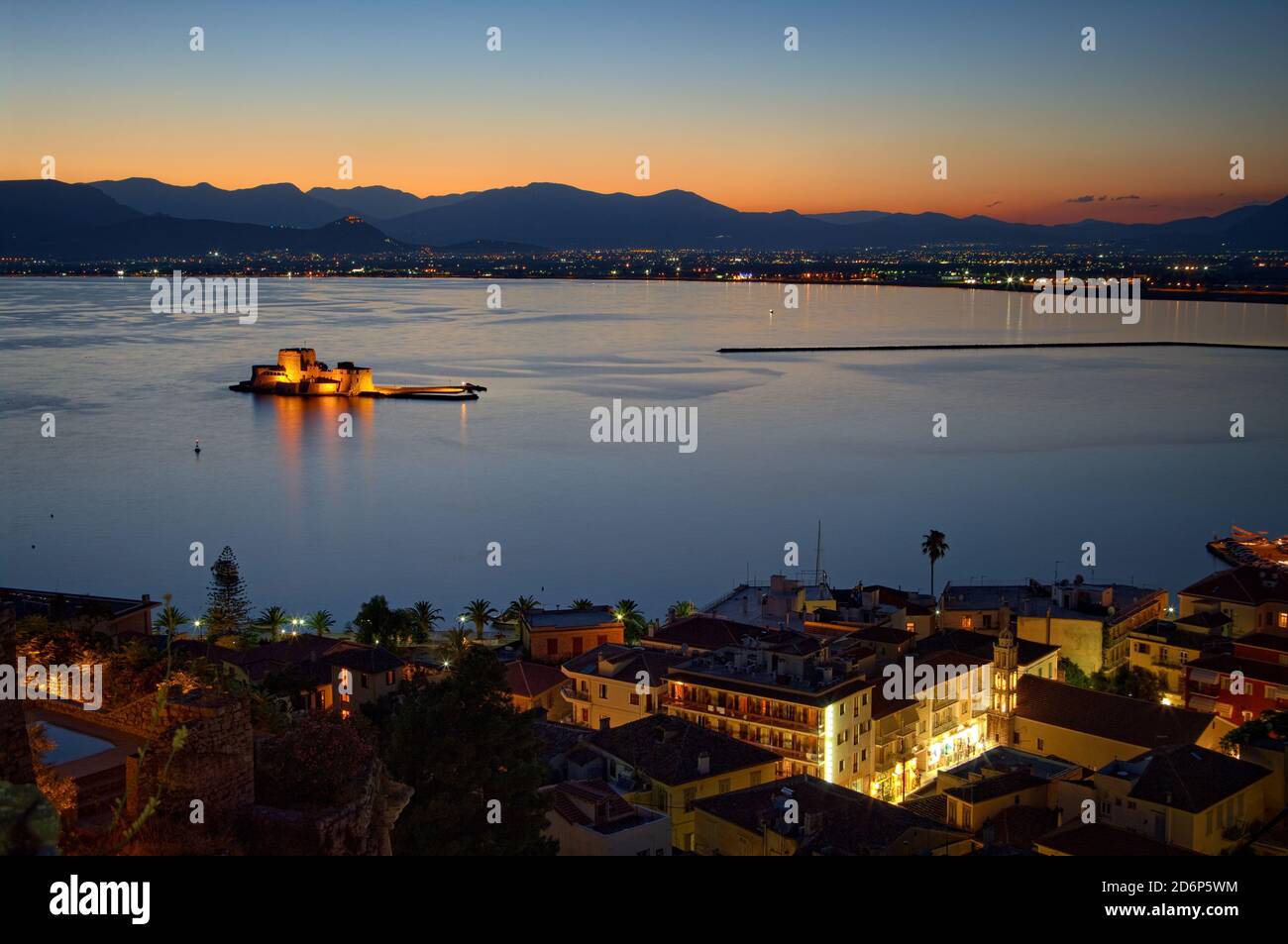 venezianische Burg von Bourtzi in der Bucht von Nauplion in der Dämmerung, Griechenland Stockfoto