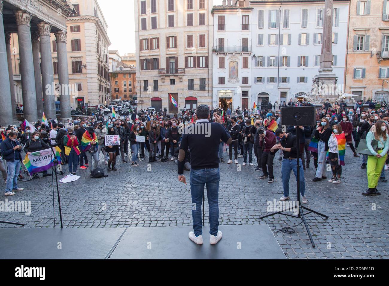 Rom, Italien. Oktober 2020. Alessandro Zan spricht während einer Demonstration vor dem Pantheon in Rom zur Unterstützung seines Dekretes gegen Homotransphobie (Foto: Matteo Nardone/Pacific Press/Sipa USA) Quelle: SIPA USA/Alamy Live News Stockfoto