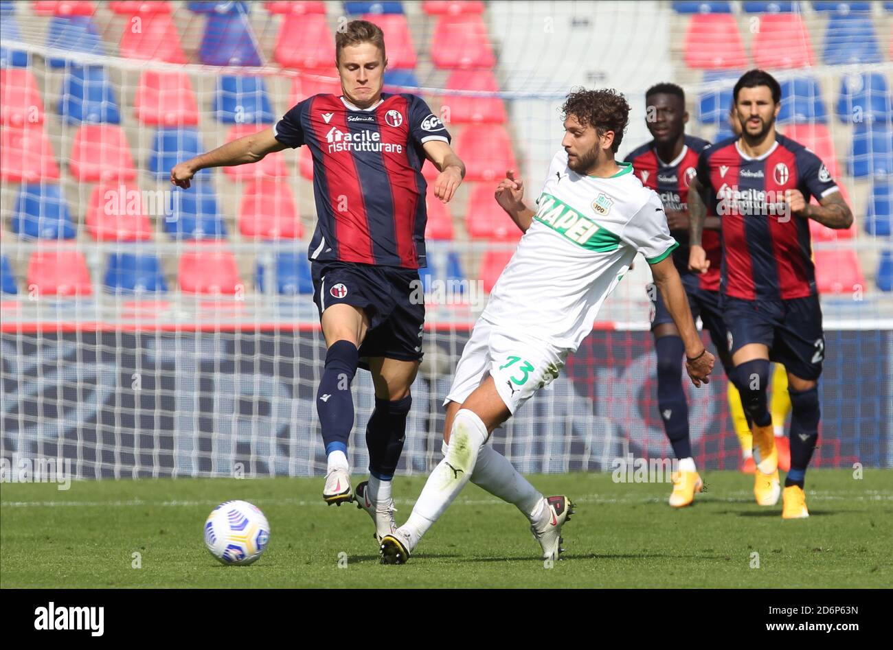 Jerdy Schouten (L) von ologna und Manuel Locatelli von Sassuolo beim italienischen Fußballspiel Serie A Bologna FC gegen US Sassuolo im Renato Dall'Ar Stockfoto