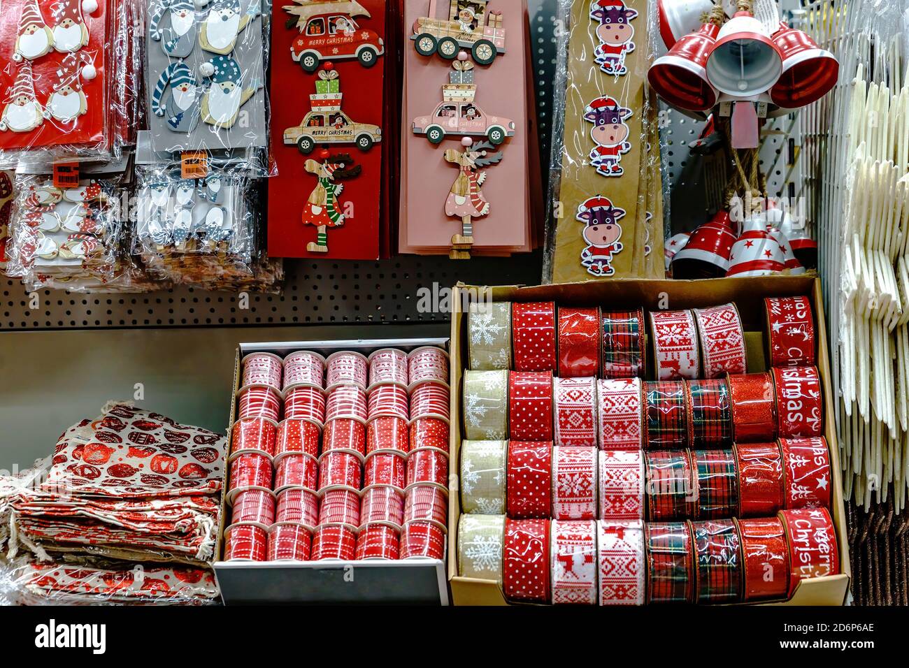 Weihnachten und Neujahr dekorative Spielzeug auf dem Markt Stockfoto