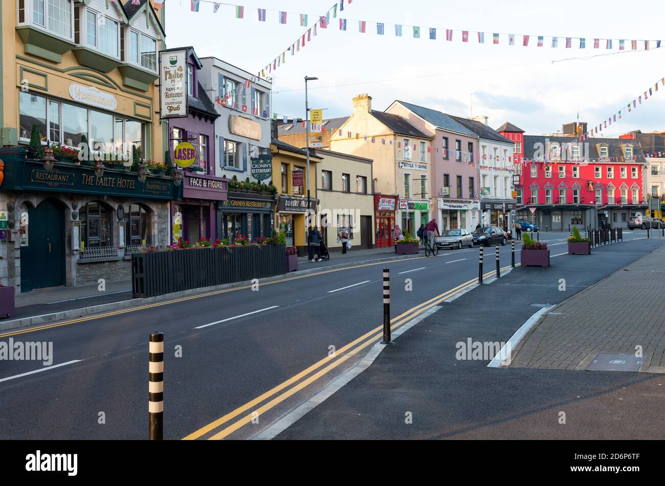 Killarney hat den erweiterten Bürgersteig oder Straßenbelag während der Pandemie im Oktober 2020 in Killarney, Grafschaft Kerry, Irland, neu gestaltet Stockfoto