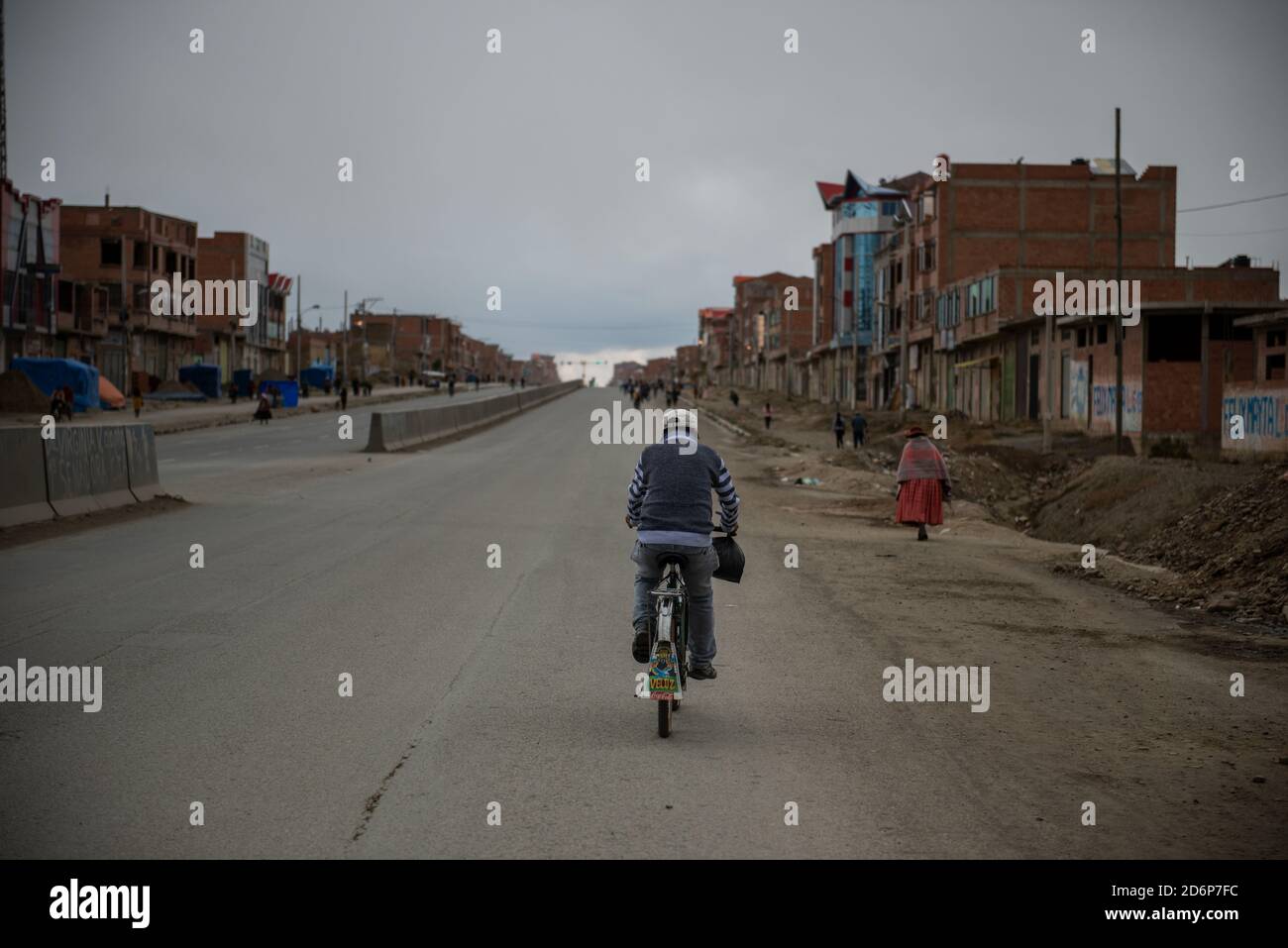 El Alto, Bolivien. Oktober 2020. Fahrzeuge sind am Wahltag nicht erlaubt, so dass die Menschen zu Hause bleiben und in einem nahe gelegenen Wahllokal wählen können. Die meisten sind gezwungen zu gehen oder ein Fahrrad zu benutzen. An diesem Sonntag werden mehr als sieben Millionen Bolivianer inmitten der Covid-19-Pandemie für die Wahl einer neuen Regierung stimmen. In Bolivien ist die Abstimmung obligatorisch, und unerklärliche Abwesenheit kann sanktioniert werden. Kredit: Radoslaw Czajkowski/ Alamy Live Nachrichten Stockfoto