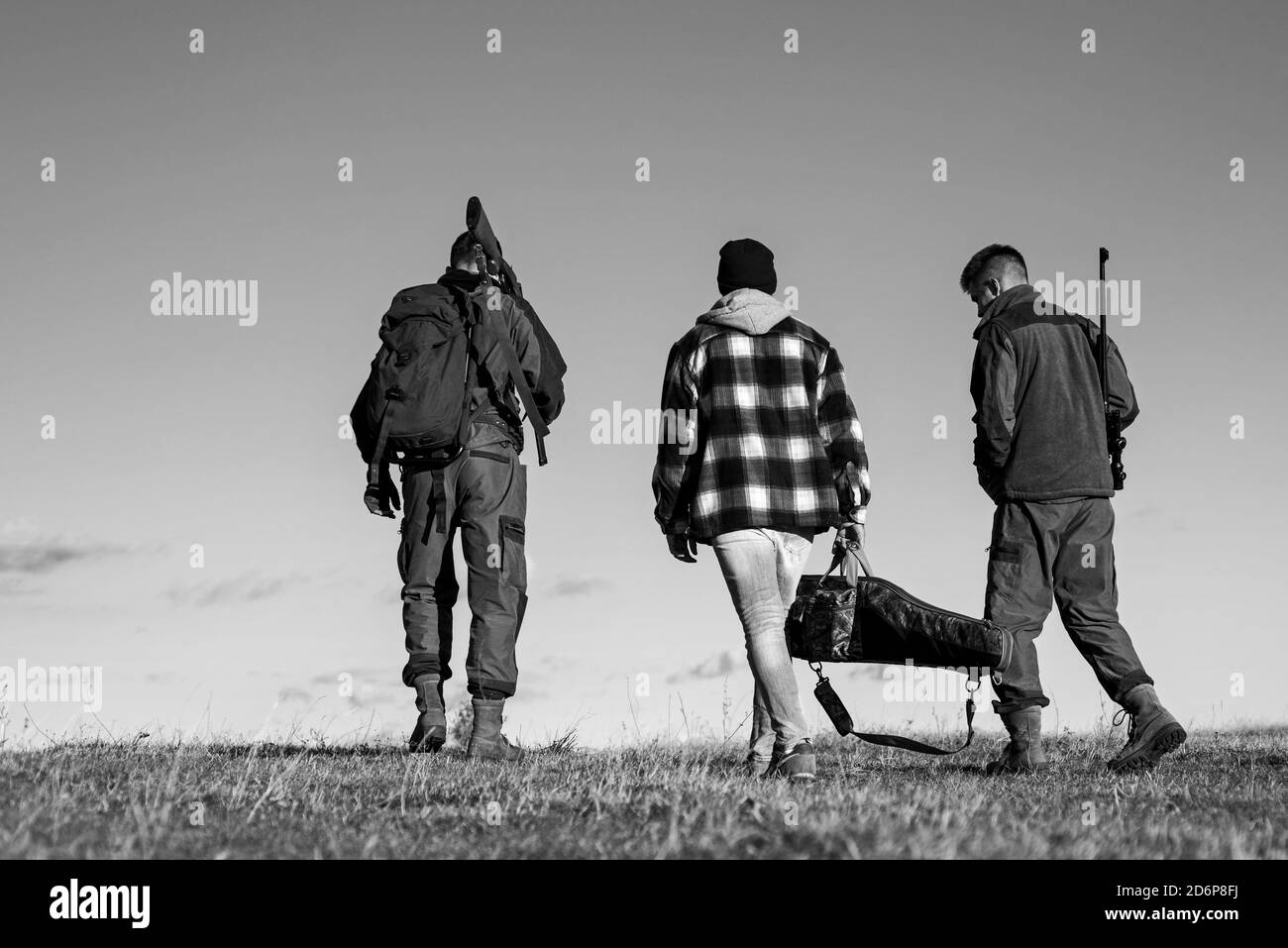 Jäger mit Schrotflinte auf der Jagd. Hunting Gear - Jagdzubehör und Ausrüstung. Jagd ohne Grenzen. Stockfoto