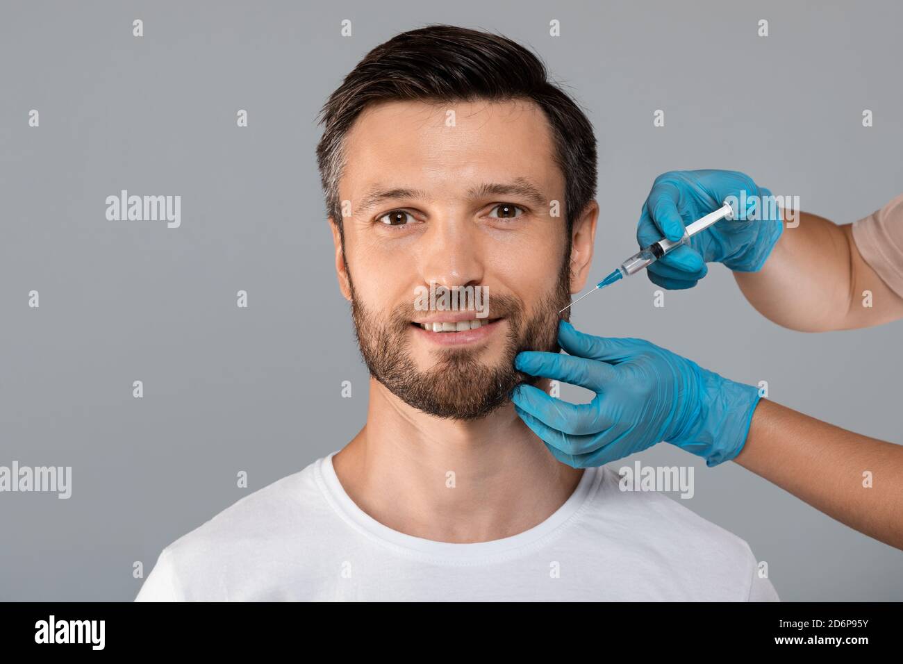 Attraktiver Mann mittleren Alters immer Anti-Aging-Verfahren im Salon Stockfoto