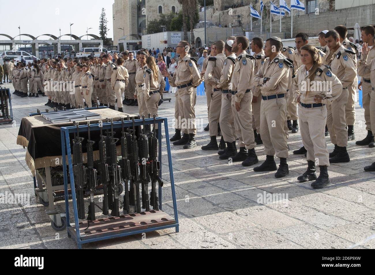 ירושלים, הכותל המערבי Jerusalem Jerozolima, Israel, Izrael, ישראל; Western Wall Plaza, Treffen, Kundgebung der israelischen Wehrpflichtigen. M16-Gewehre hängen an einem Gestell Stockfoto