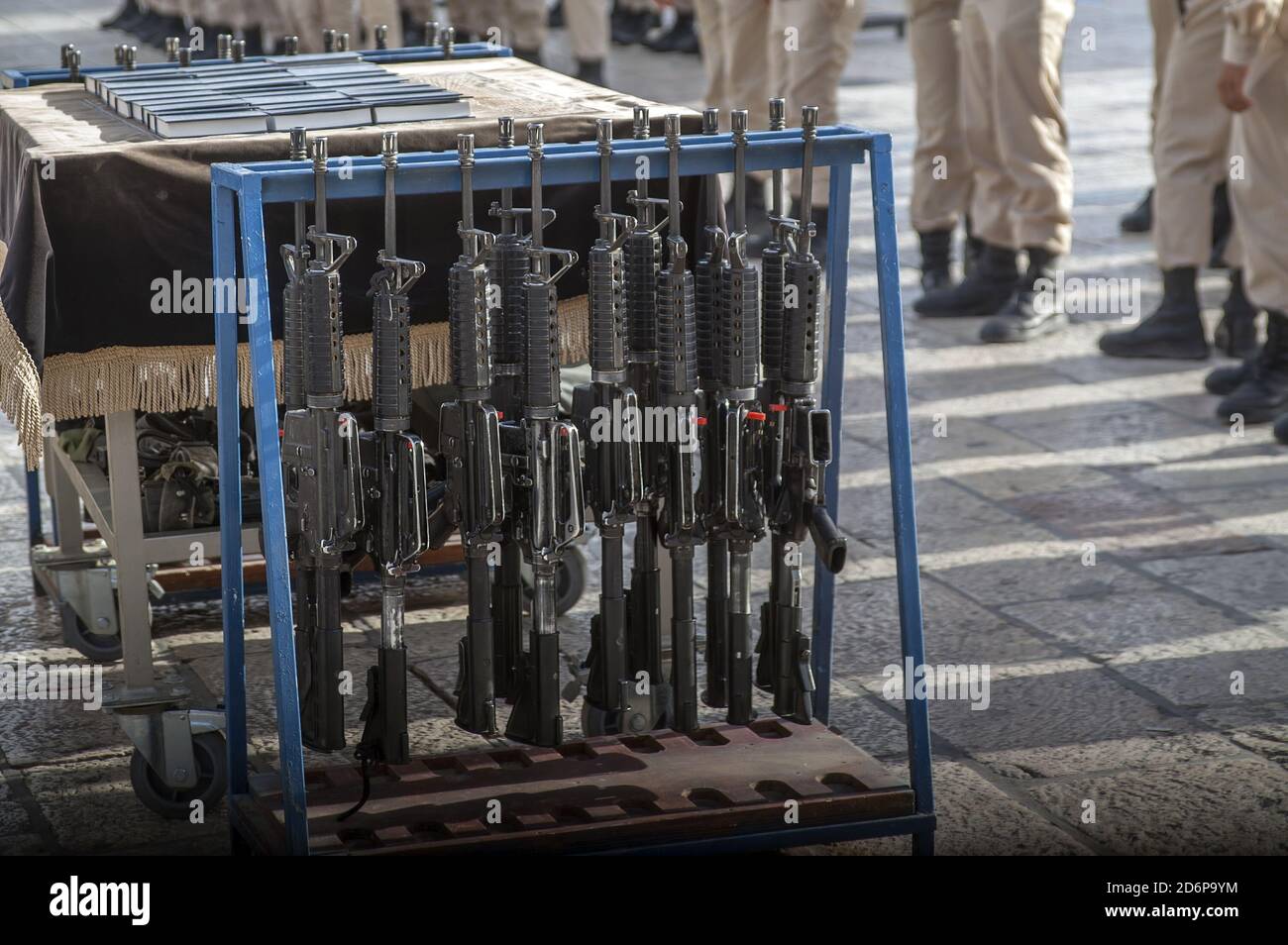 ירושלים, הכותל המערבי Jerusalem Jerozolima, Israel, Izrael, ישראל; Western Wall Plaza, Treffen, Kundgebung der israelischen Wehrpflichtigen. M16-Gewehre hängen an einem Gestell Stockfoto