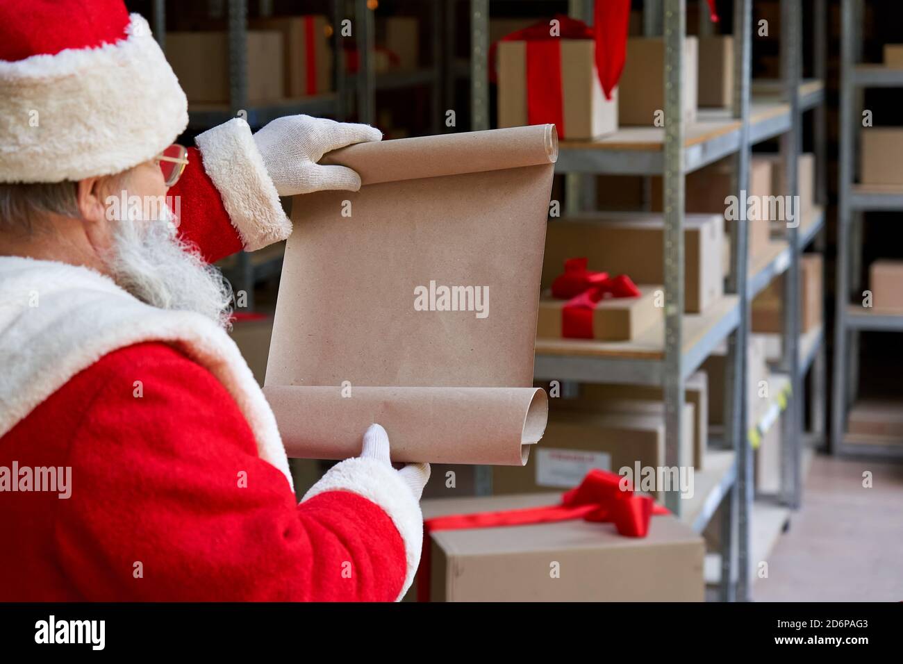 Weihnachtsmann leeres leeres Wunschzettel in Werkstatt Geschenke Lager lesen. Stockfoto