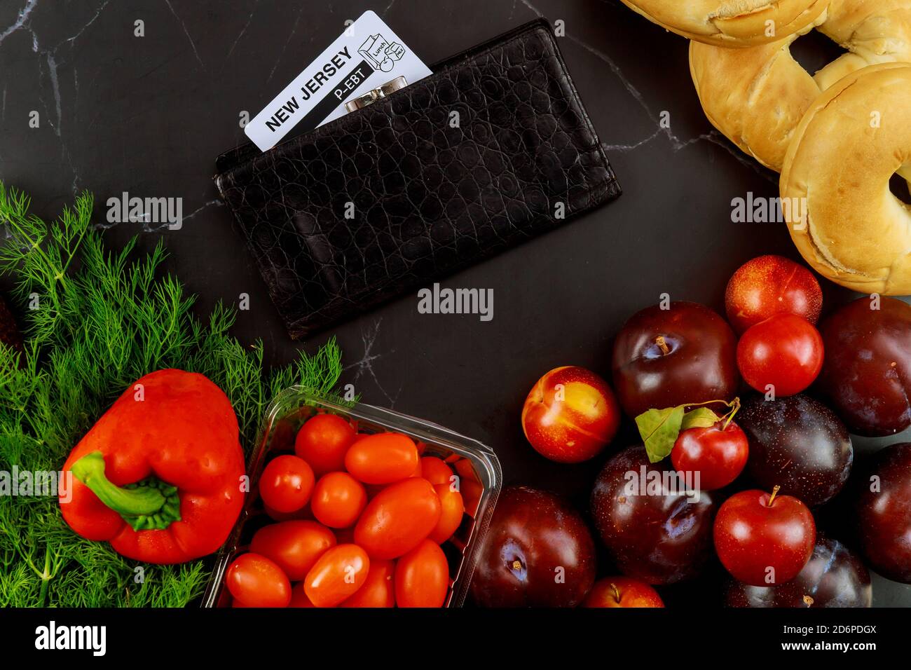 Lebensmittel-Stempelkarte oder EBT-Karte mit Lebensmittelgeschäft. Hilfe während einer Pandemie oder covid-19. Stockfoto