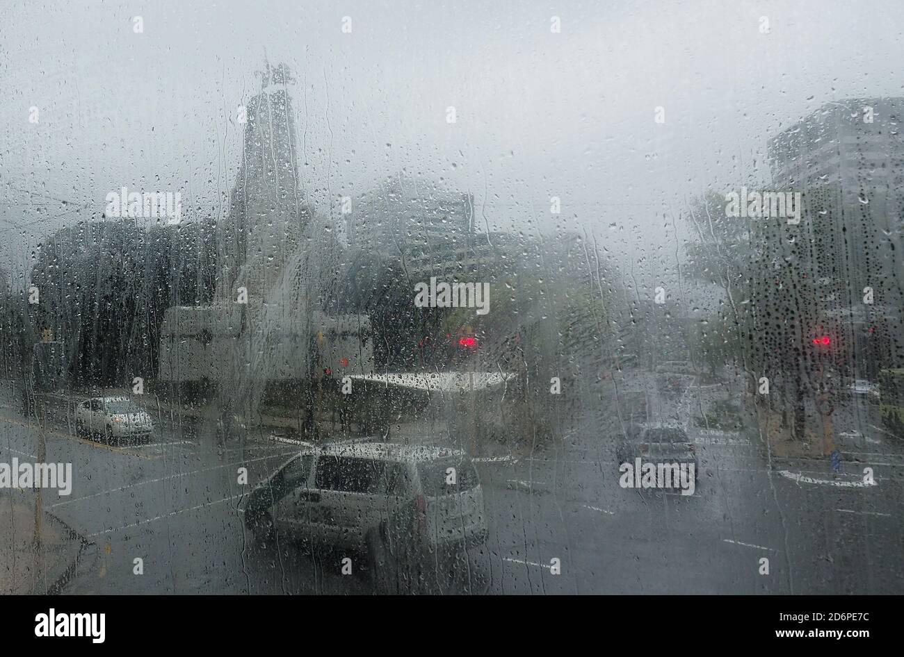 Das Cenotaph in Wellington, NZ, gesehen von der Spitze eines Doppeldeckerbusses an einem regnerischen Frühlingstag Stockfoto