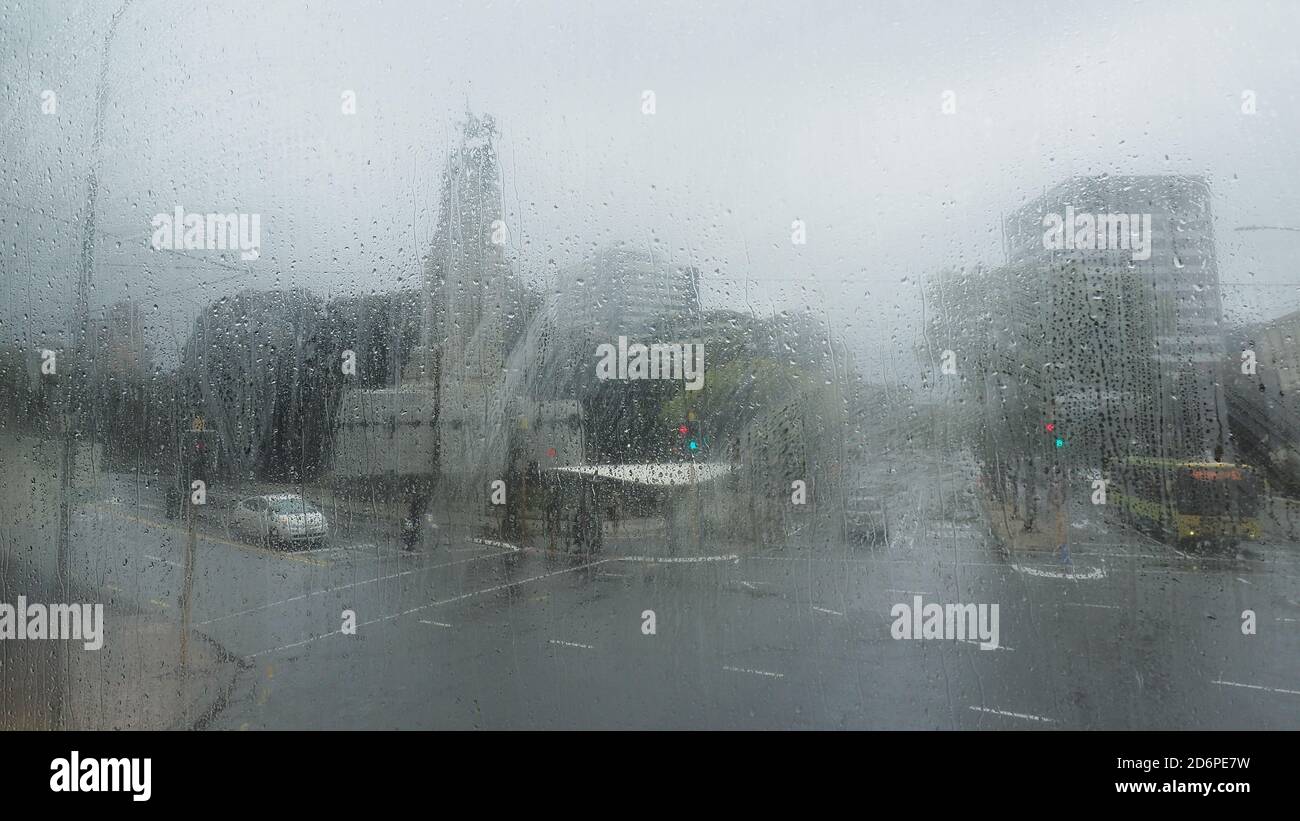 Das Cenotaph in Wellington, NZ, gesehen von der Spitze eines Doppeldeckerbusses an einem regnerischen Frühlingstag Stockfoto