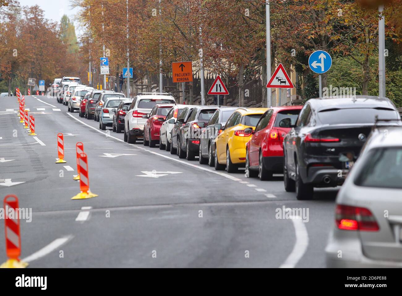 (201019) -- ZAGREB, 19. Oktober 2020 (Xinhua) -- EINE lange Warteschlange von Autos warten auf Drive-in COVID-19-Tests sind in der Nähe der Andrija Stampar Lehranstalt für öffentliche Gesundheit in Zagreb, Kroatien, 18. Oktober 2020 gesehen. (Luka Stanzl/Pixsell über Xinhua) Stockfoto