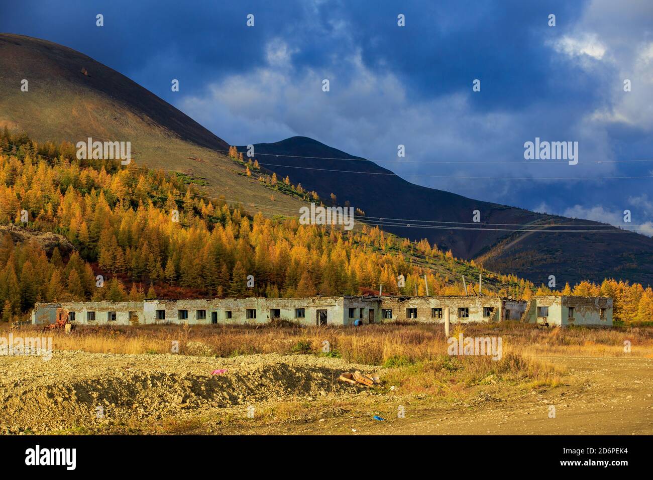 Ein verlassenes Goldbergbauunternehmen in der Tundra Russlands. Verlassene Minengebäude in den Bergen Stockfoto