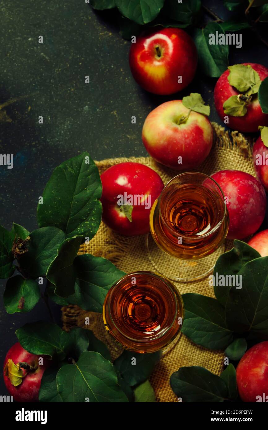 Calvados in Glas, dunkler Hintergrund, Draufsicht Stockfoto