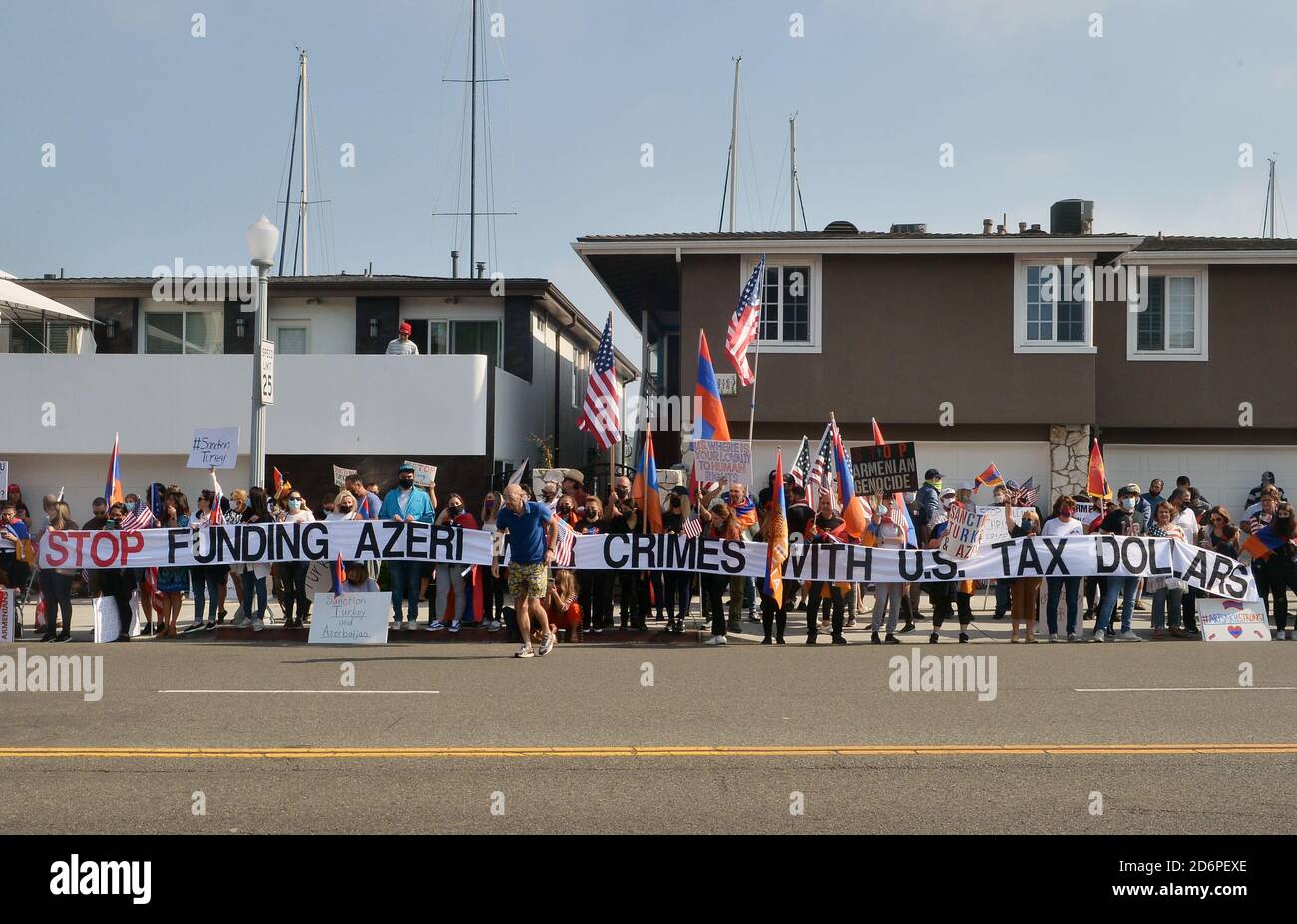 Newport Beach, Usa. Oktober 2020. Tausende armenisch-amerikanische Demonstranten und Präsident Trump-Anhänger säumen beide Seiten der Straße, während sie auf Trumps Ankunft bei einer privaten Spendenaktion auf dem Anwesen des Technologiemogul Palmer Luckey in Newport Beach, Kalifornien, am Sonntag, dem 18. Oktober 2020 warten. Die armenisch-amerikanischen Demonstranten trugen Schilder, die auf den anhaltenden Konflikt in Arzach aufmerksam gemacht haben, einer Bergregion innerhalb des aserbaidschanischen Territoriums, die von ethnischen Armeniern kontrolliert wird. Foto von Jim Ruymen/UPI Kredit: UPI/Alamy Live Nachrichten Stockfoto