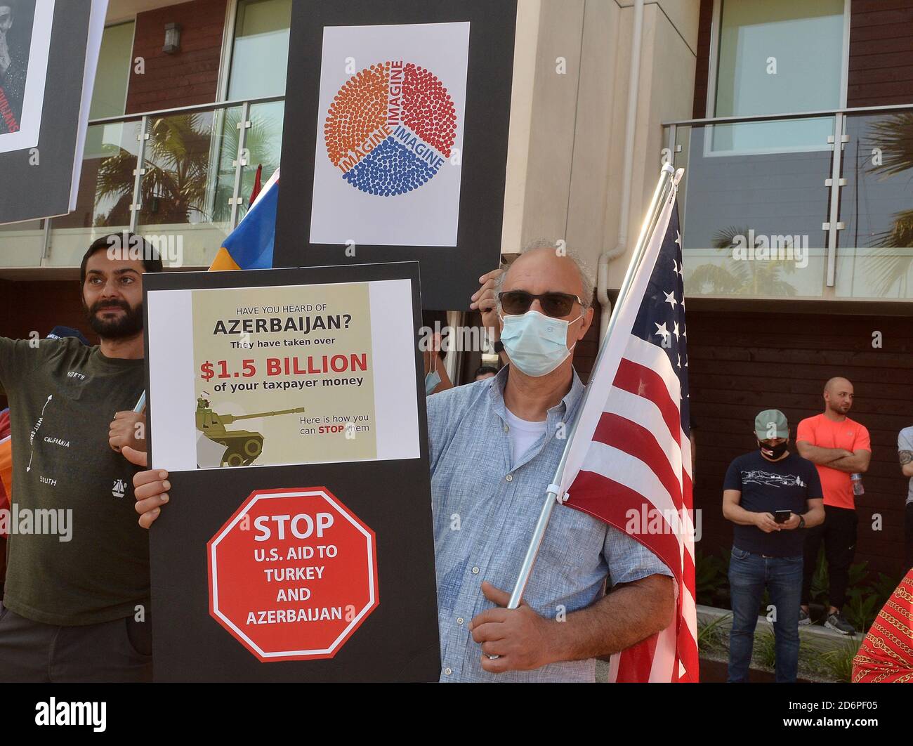 Newport Beach, Usa. Oktober 2020. Tausende armenisch-amerikanische Demonstranten und Präsident Trump-Anhänger säumen beide Seiten der Straße, während sie auf Trumps Ankunft bei einer privaten Spendenaktion auf dem Anwesen des Technologiemogul Palmer Luckey in Newport Beach, Kalifornien, am Sonntag, dem 18. Oktober 2020 warten. Die armenisch-amerikanischen Demonstranten trugen Schilder, die auf den anhaltenden Konflikt in Arzach aufmerksam gemacht haben, einer Bergregion innerhalb des aserbaidschanischen Territoriums, die von ethnischen Armeniern kontrolliert wird. Foto von Jim Ruymen/UPI Kredit: UPI/Alamy Live Nachrichten Stockfoto