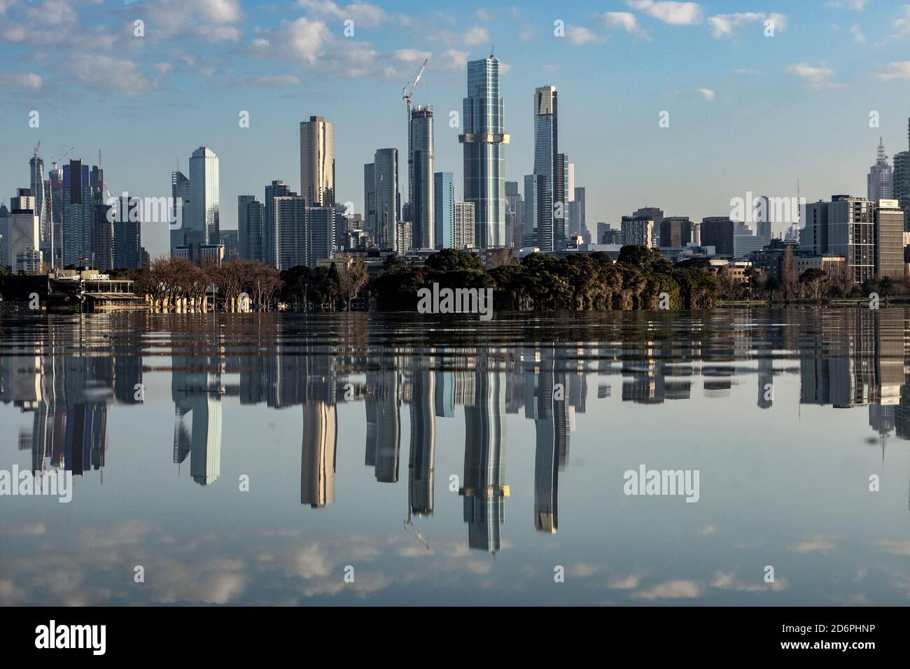 Modernes Melbourne Australien. Die Skyline von Melbourne spiegelt sich im Wasser des Albert Park Lake wider. Stockfoto