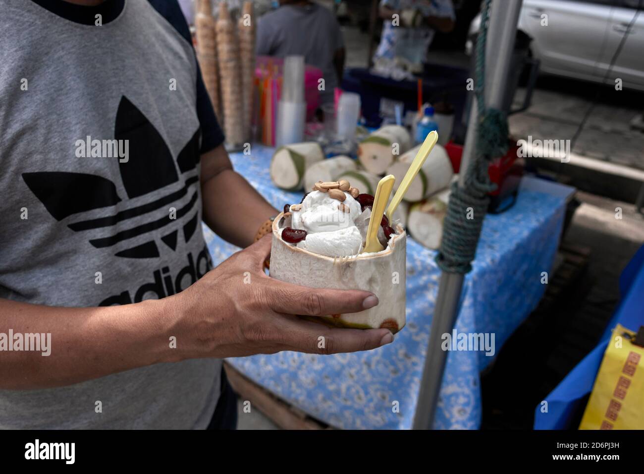 Kokoseis in einer Kokosnussschale mit roten Bohnen und Erdnüssen ergänzt. Thailand Südostasien Stockfoto