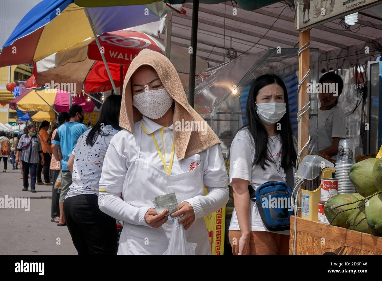 Frau trägt ein Handtuch auf dem Kopf als Sonnenschutz. Thailand Südostasien  Stockfotografie - Alamy