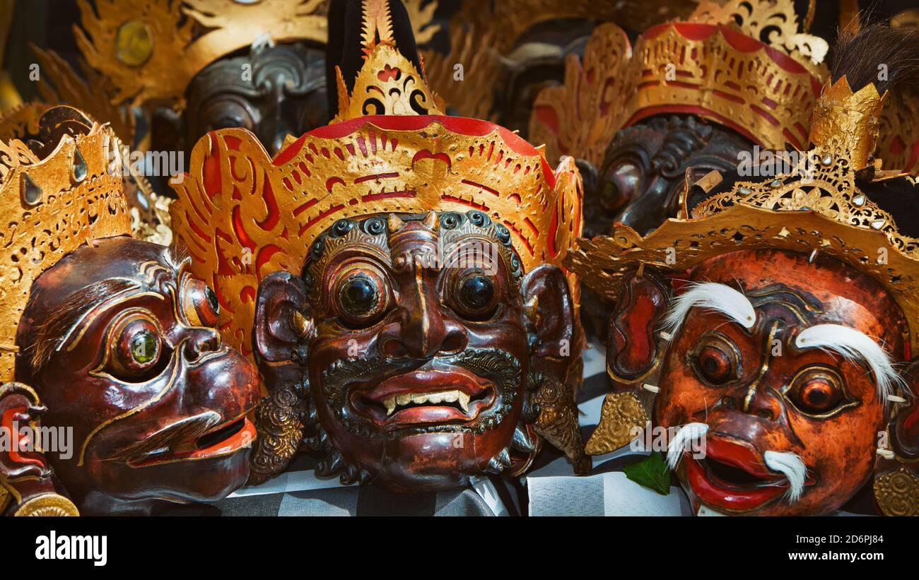 Alte traditionelle balinesische Kostüme und Masken Tari Wayang Topeng 