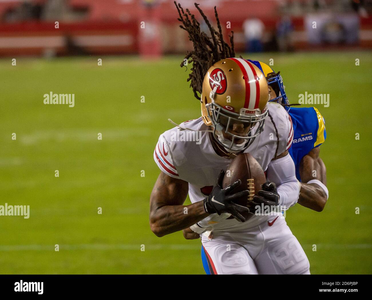 Santa Clara, CA, USA. Oktober 2020. San Francisco 49ers Eckpfeiler Jason Verrett (22) fängt Pass für Los Angeles Rams breiten Empfänger Josh Reynolds (11) in Endzone im dritten Viertel während eines Spiels im Levi's Stadium am Sonntag, 18. Oktober 2020 in Santa Clara. Quelle: Paul Kitagaki Jr./ZUMA Wire/Alamy Live News Stockfoto