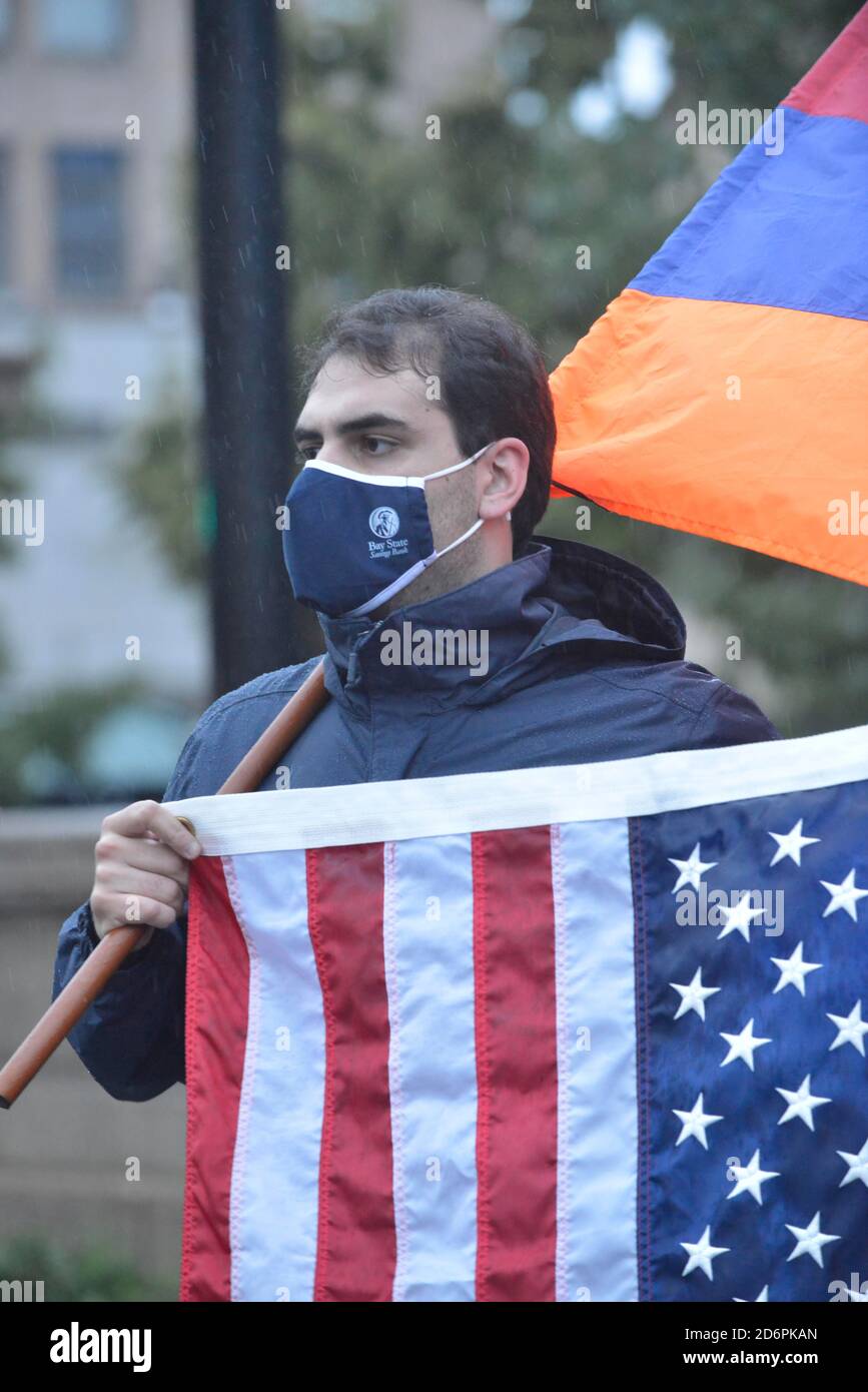 Worcester, Massachusetts, USA. Oktober 2020. Armenische Amerikaner sammeln und protestieren aserbaidschanische und türkische Angriffe und Aggressionen in der Republik Arzakh Berg Karabach im Rathaus. Worcester gilt als die Mutterstadt für Immigranten, die vor den Hamidian-Massakern von 1896 und dem armenischen Völkermord von 1915 fliehen mussten, und war der Knotenpunkt für die Immigranten, die an andere Orte in den Vereinigten Staaten weiterwanderten. Quelle: Kenneth Martin/ZUMA Wire/Alamy Live News Stockfoto