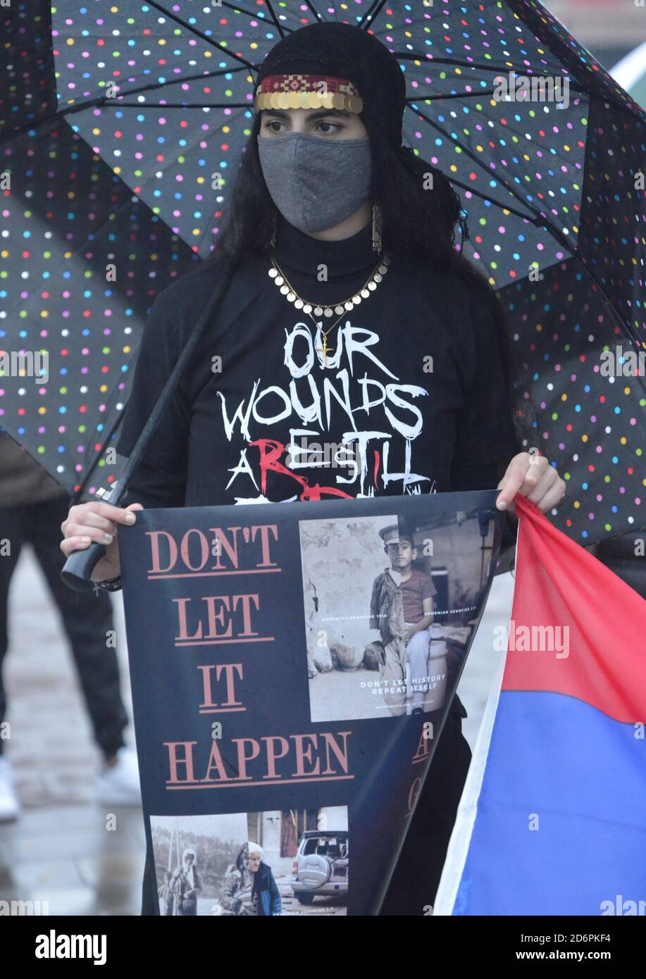 Worcester, Massachusetts, USA. Oktober 2020. Armenische Amerikaner sammeln und protestieren aserbaidschanische und türkische Angriffe und Aggressionen in der Republik Arzakh Berg Karabach im Rathaus. Worcester gilt als die Mutterstadt für Immigranten, die vor den Hamidian-Massakern von 1896 und dem armenischen Völkermord von 1915 fliehen mussten, und war der Knotenpunkt für die Immigranten, die an andere Orte in den Vereinigten Staaten weiterwanderten. Quelle: Kenneth Martin/ZUMA Wire/Alamy Live News Stockfoto