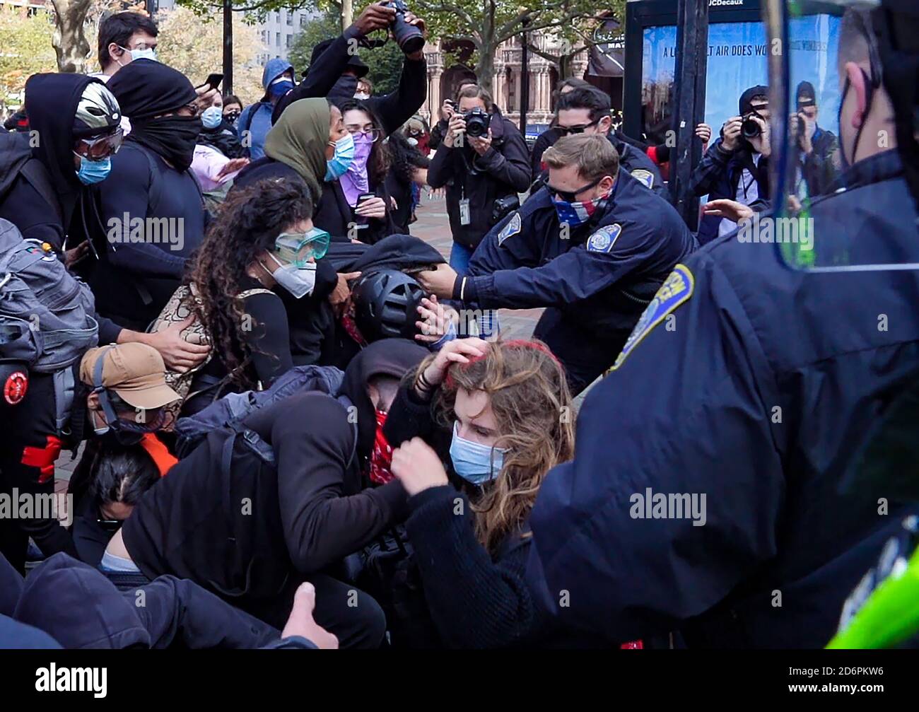 Boston, Massachusetts, USA. 18. Oktober 2020, Copley Square, Boston, Massachusetts, USA: Die Polizei von Boston trifft bei einer Kundgebung zur Unterstützung des US-Präsidenten Donald Trump, die von Super Happy Fun America gesponsert wird, in Boston auf eine Menge von Gegendemonstlern. Quelle: Keiko Hiromi/AFLO/Alamy Live News Stockfoto