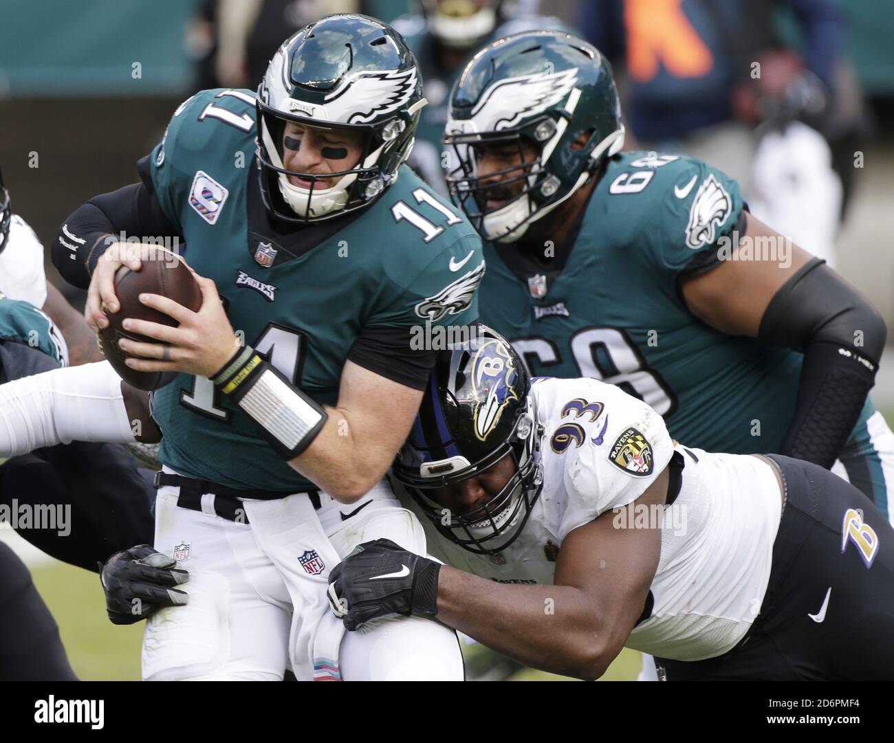 Philadelphia, Usa. Oktober 2020. Philadelphia Eagles Carson Wentz wird von Baltimore Ravens Calais Campbell in Woche 6 der NFL-Saison am Lincoln Financial Field in Philadelphia am Sonntag, 18. Oktober 2020 getroffen. Die Raben besiegten die Adler 30-28. Foto von John Angelillo/UPI Kredit: UPI/Alamy Live Nachrichten Stockfoto