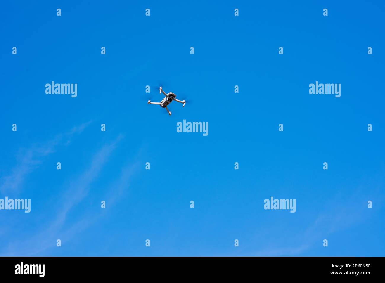Unbemanntes Luftfahrzeug am Himmel gegen blauen Himmel Stockfoto